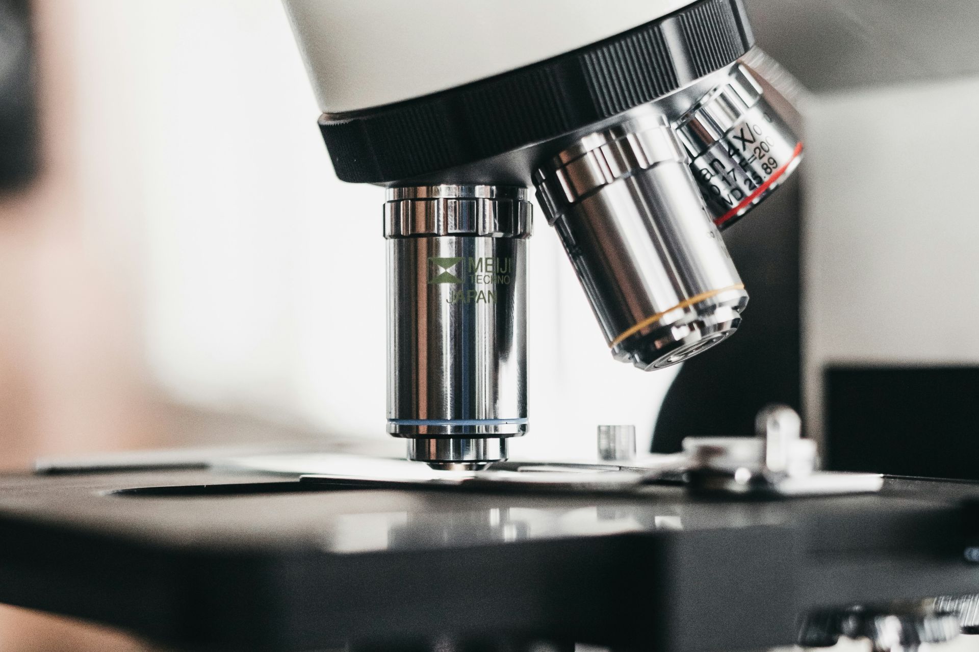 Forschung und Aktuelles ebiga-VISION Nahaufnahme eines Mikroskops mit mehreren Objektiven, symbolisch für den Forschungs- und Aktuelles-Bereich von ebiga-VISION mit Videos, Symposien und Fachbeiträgen.