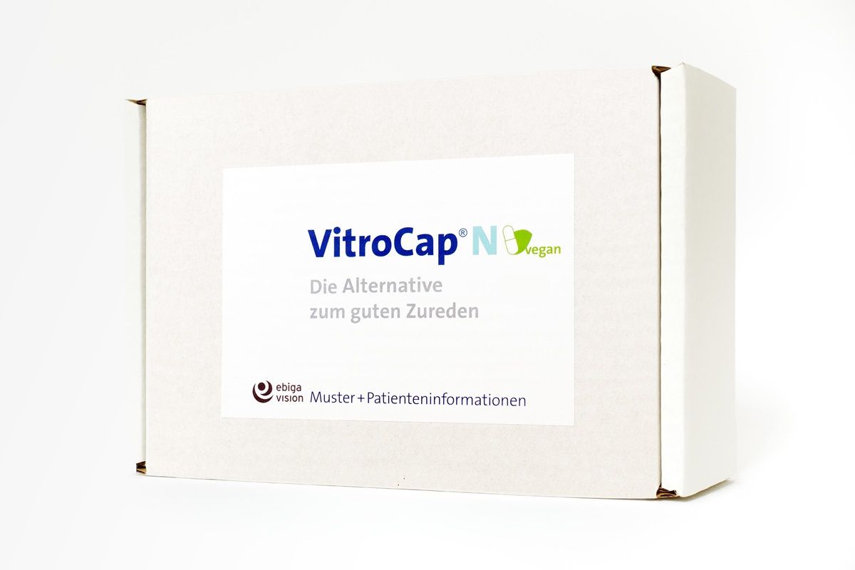 Versandbox mit Aufdruck „VitroCap® N vegan – Die Alternative zum guten Zureden“, enthalten sind Muster und Patienteninformationen für medizinisches Fachpersonal von ebigaVISION.