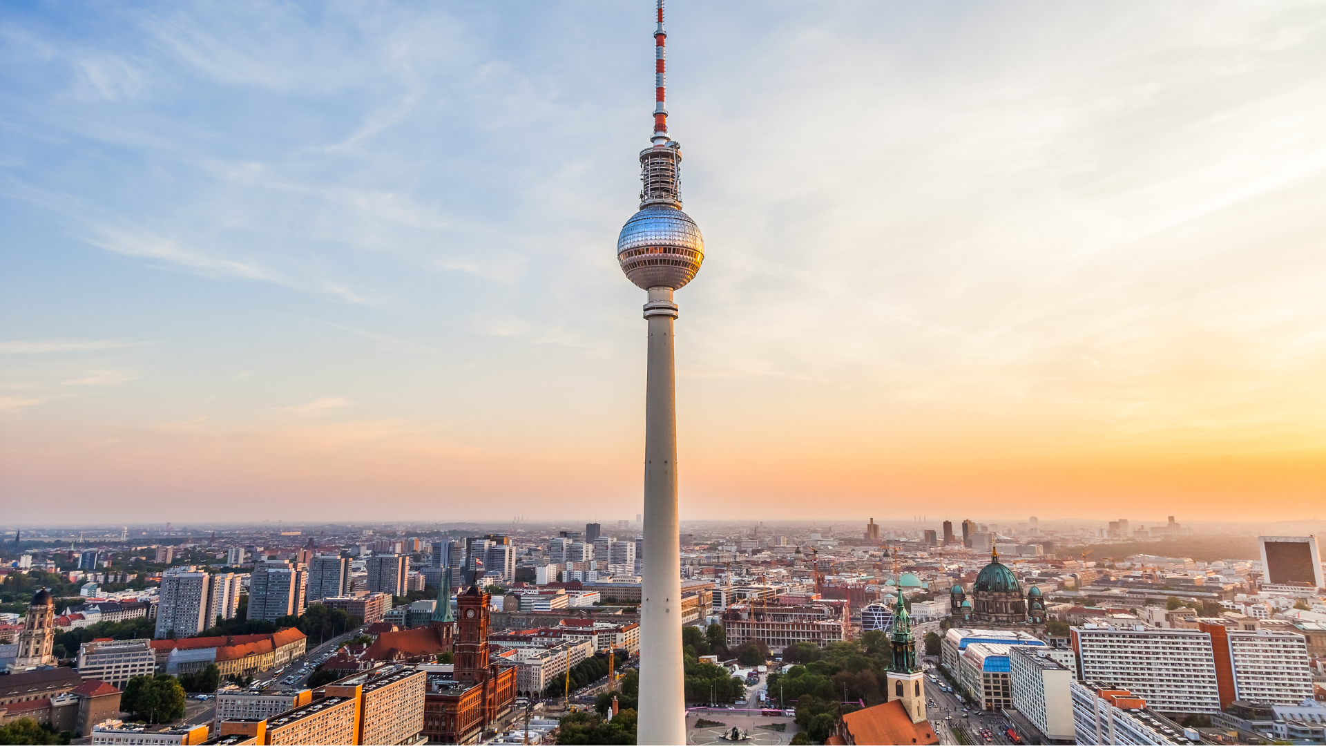 Illustration eines entzündeten menschlichen Auges mit ausgeprägter Rötung der Bindehaut (Konjunktivitis) und der unteren Augenlider, typisch für eine Xerophthalmie im Rahmen des Sjögren-Syndroms. Über dem Auge ist eine deutlich geschwollene, rötlich-gelappte Struktur dargestellt, die eine vergrößerte Tränendrüse symbolisiert – möglicherweise durch lymphozytäre Infiltration. Die Szene verdeutlicht typische ophthalmologische Manifestationen bei Autoimmunerkrankungen mit Sicca-Symptomatik.