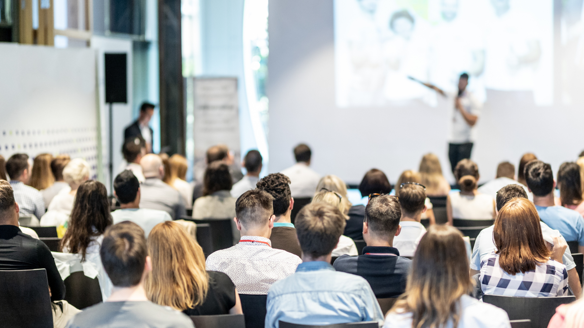 Illustration eines entzündeten menschlichen Auges mit ausgeprägter Rötung der Bindehaut (Konjunktivitis) und der unteren Augenlider, typisch für eine Xerophthalmie im Rahmen des Sjögren-Syndroms. Über dem Auge ist eine deutlich geschwollene, rötlich-gelappte Struktur dargestellt, die eine vergrößerte Tränendrüse symbolisiert – möglicherweise durch lymphozytäre Infiltration. Die Szene verdeutlicht typische ophthalmologische Manifestationen bei Autoimmunerkrankungen mit Sicca-Symptomatik.