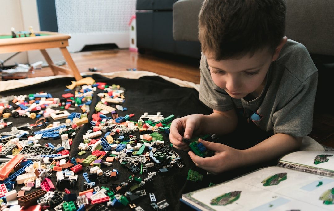 Ein junge der in iterativen Schritten sein Lego baut