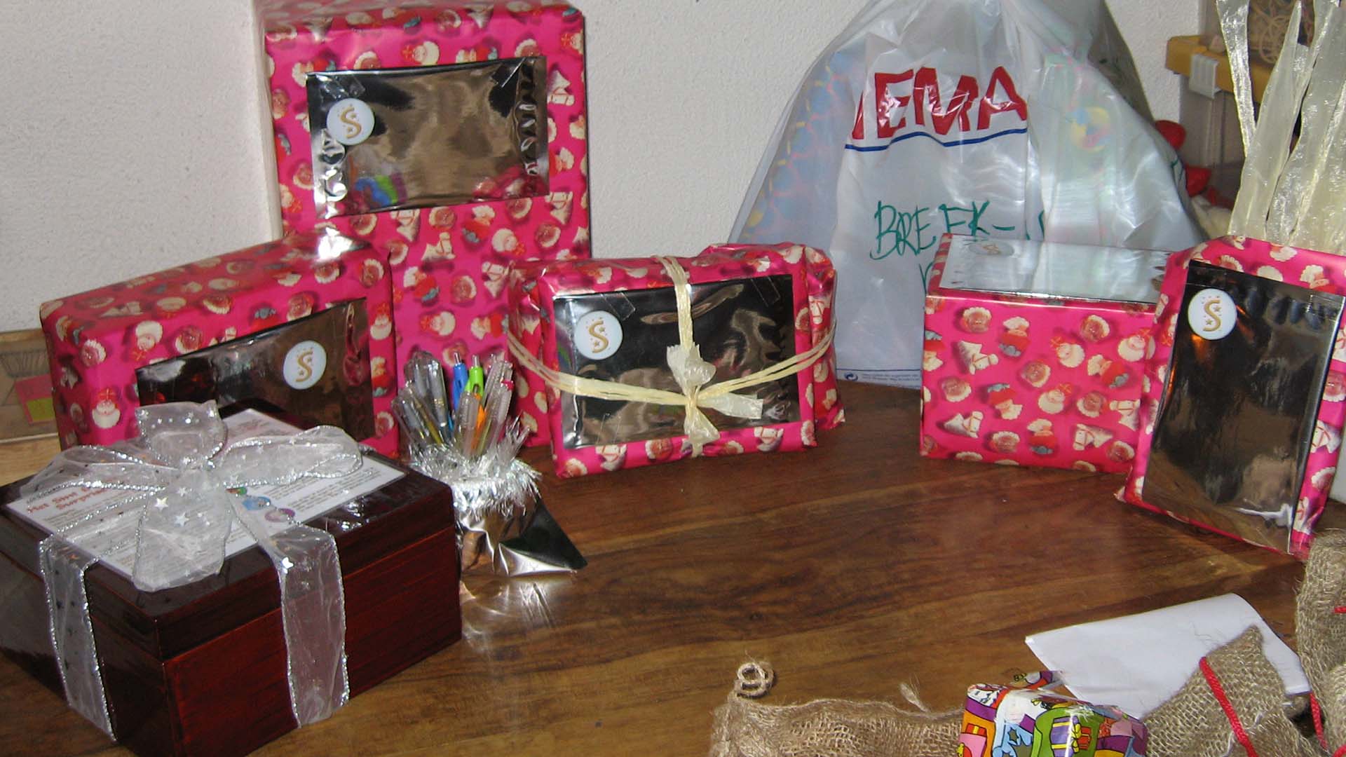 De concept versie van het Sinterklaas Surprisespel - doos met houten kruidnoten en surprisespel pakjes staan klaar aan begin van pakjesavond 2006.