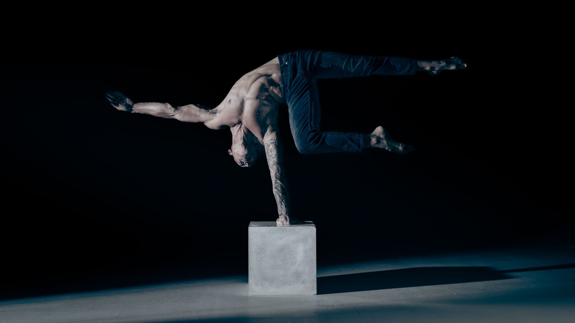 One-arm flag — body horizontal on a cube