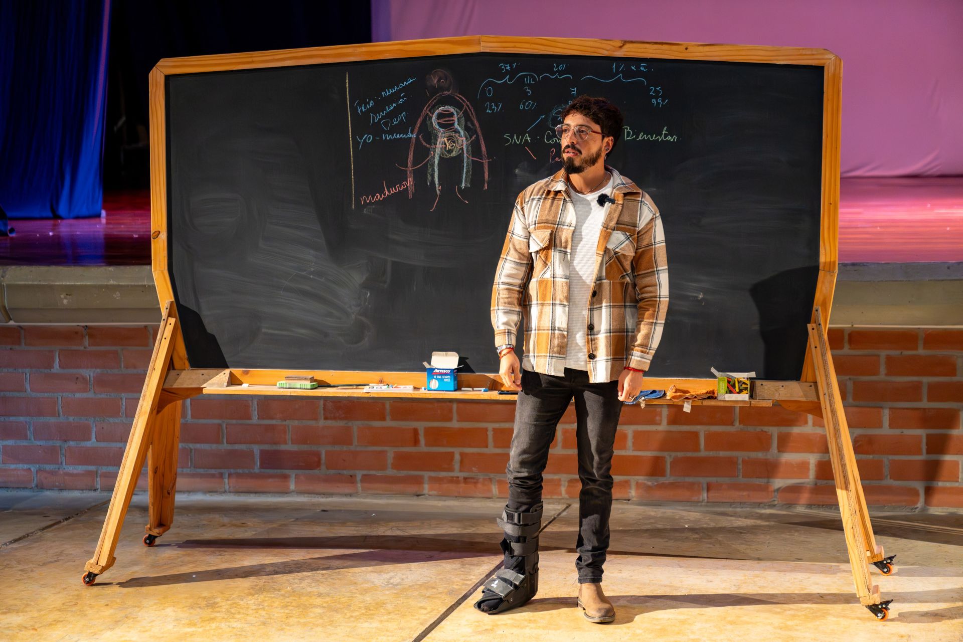 Andrés Esteban Cárdenas dando clase de sexualidad