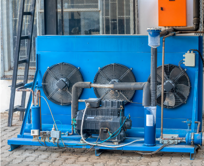 Système réfrigération industriel : unité de condensation avec ventilateurs et compresseur, production froid professionnel