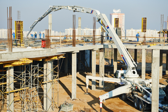 Coulage béton en hauteur : pompe mobile grande flèche sur chantier gros œuvre, bétonnage structure étage immeuble RBQ 3.1