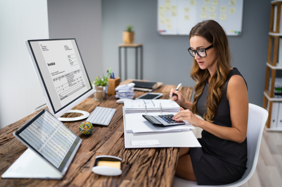 Accounting and invoicing training for Quebec businesses - Professional working on invoices and financial statements