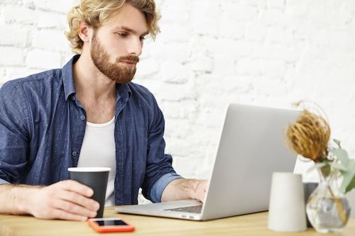 Mann macht den Alltagsbegleiter Kurs Online
