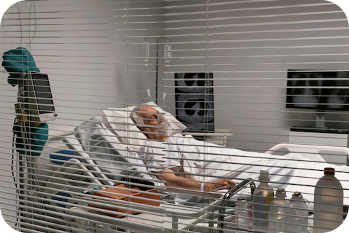 Alter Mann im Krankenbett