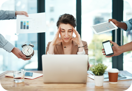 Frau sitzt vor dem Laptop und hat zu viele To Dos gleichzeitig