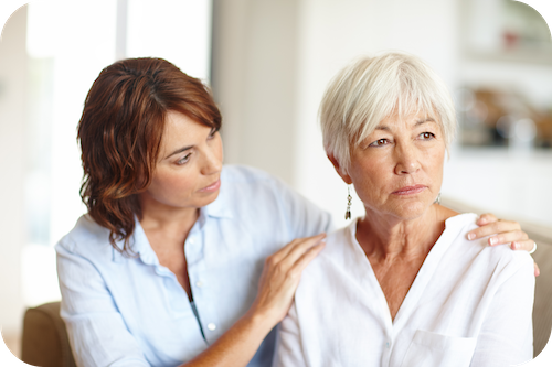 Frau versucht nachdenklicher Frau das Schamgefuehl zu nehmen
