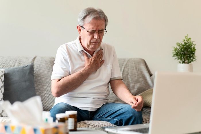 Älterer Herr hat COPD und Probleme beim Atmen