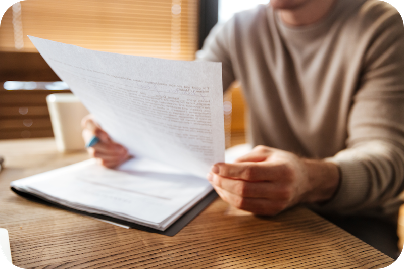 Person begutachtet einen Pflegegrad Widerspruch