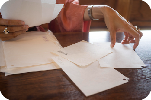 Person schaut durch Nachlasspapiere