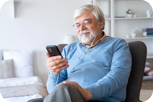 Person schaut auf's Smartphone, um eine DiGa zu nutzen
