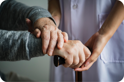 Helfende Hände eines pflegenden Angehörigen