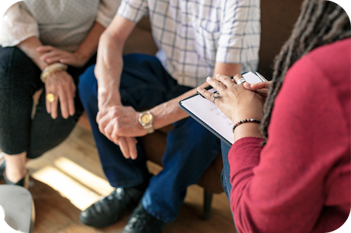 Notar bespricht Testament mit einem Paar