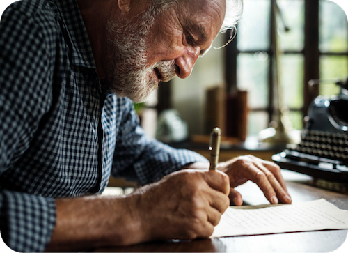Älterer Herr verfasst seinen letzten Willen