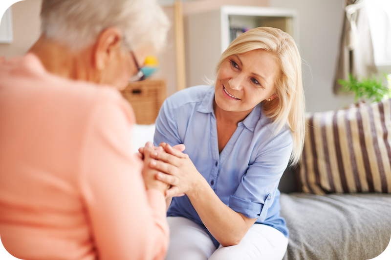 Tochter pflegt die Mutter im Alter