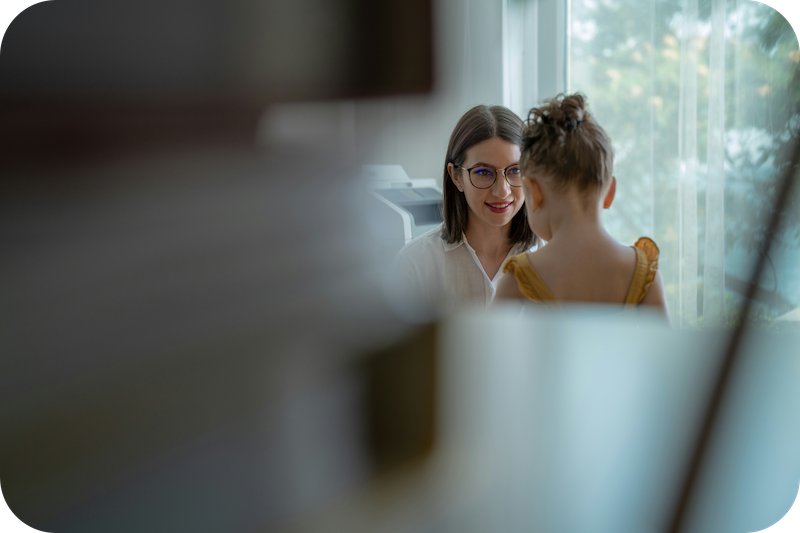 Kleines Mädchen bei der Begutachtung durch den Medizinischen Dienst