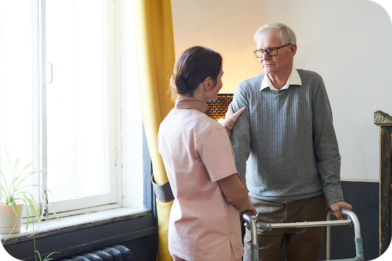 Senior wechselt von der Kurzzeitpflege in die Langzeitpflege im Heim