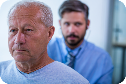 Person im Vordergrund hat einen verweigernden Blick und Person im Hintergrund schaut genervt