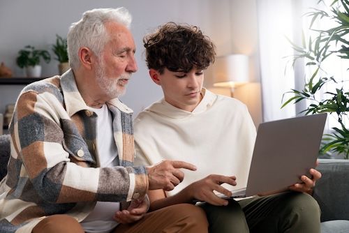junger Sohn im Gespräch mit seinem Vater