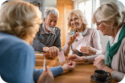 Personen treffen sich zum Kartenspiel