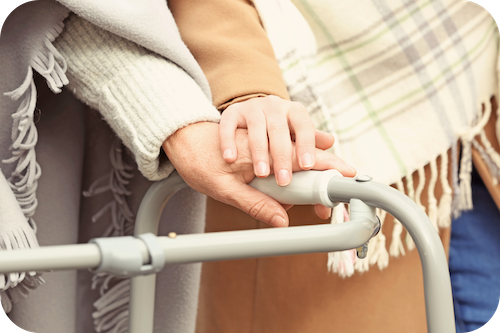 Hand in Hand auf Rollator