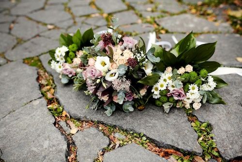 Bestattungsvorsorge: Grabschmuck aus schönen Bumen