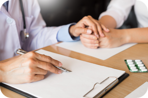 Zwei Personen bereiten sich auf den Pflegefall vor, indem sie die Vorsorgedokumente erstellen