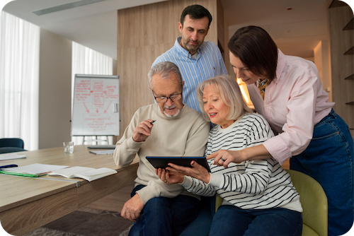 Familie plant etwas am Tablet