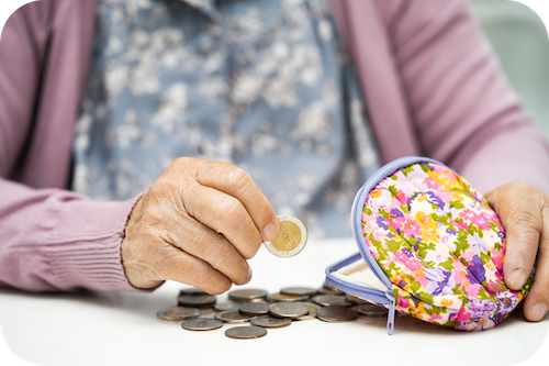 Person zählt ihr Geld aufgrund der neuen Pflegereform 2026