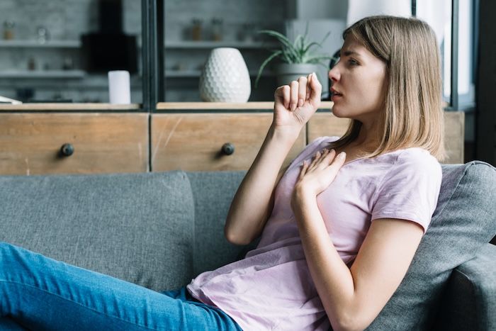 COPD hat häufig Auswirkungen auf den Alltag. Junges Mädchen auf der Couch.