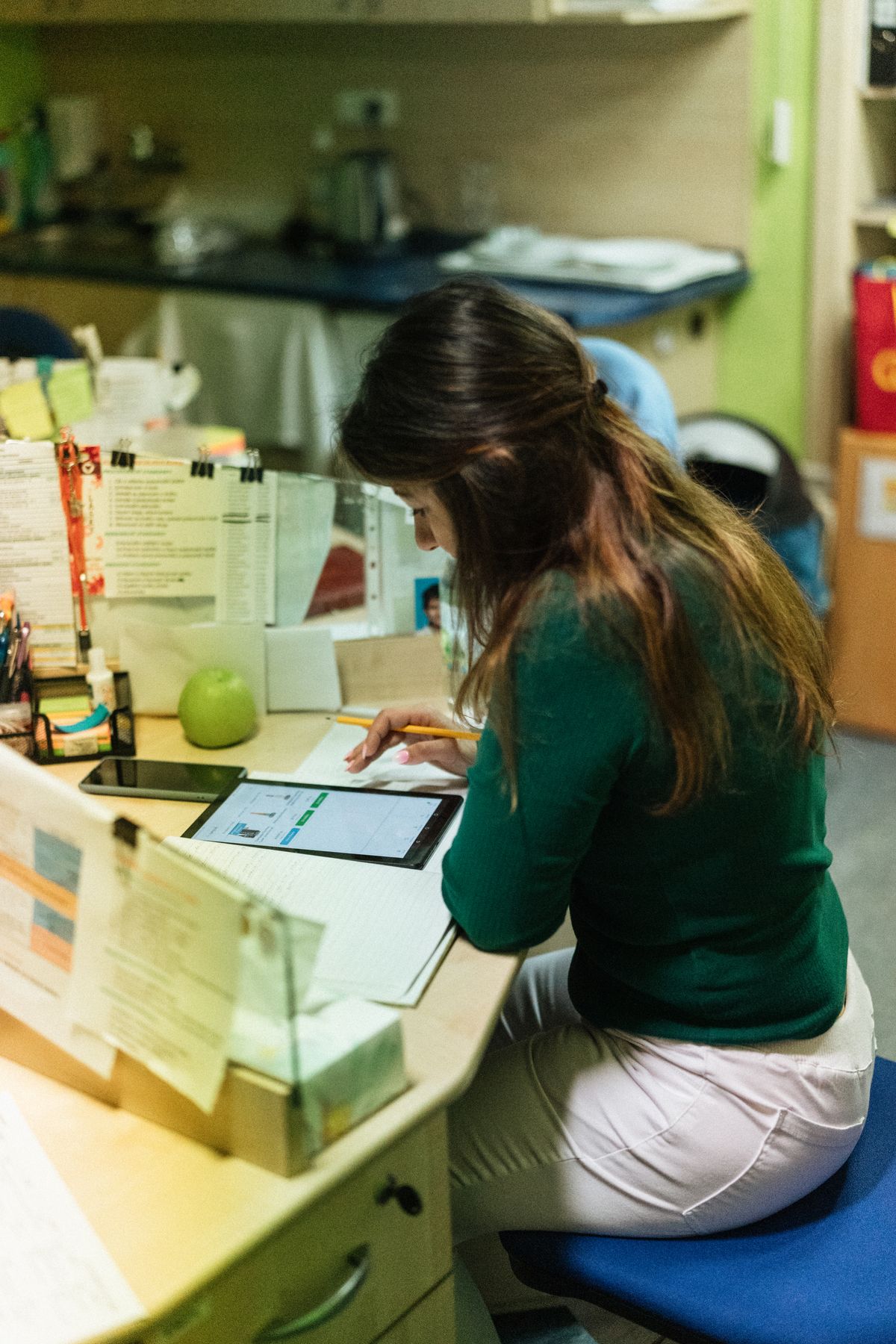 Pflegekraft lernt am Tablet im Pflegealltag