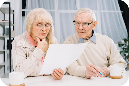 Zwei Rentner sind erstaunt über die Nachzahlung 2025