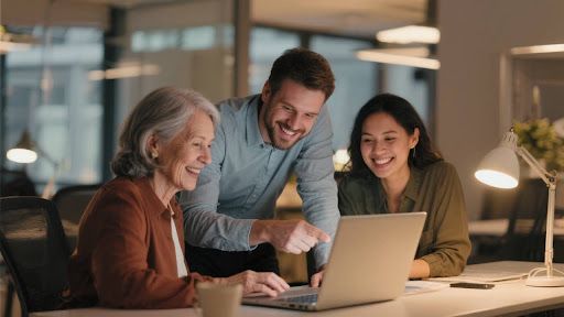 Ein Mentor coacht zwei Projektmanagement-Einsteiger am Laptop bei der Vorbereitung auf die IPMA Level D Zertifizierung mit der FLIP!N Methode.