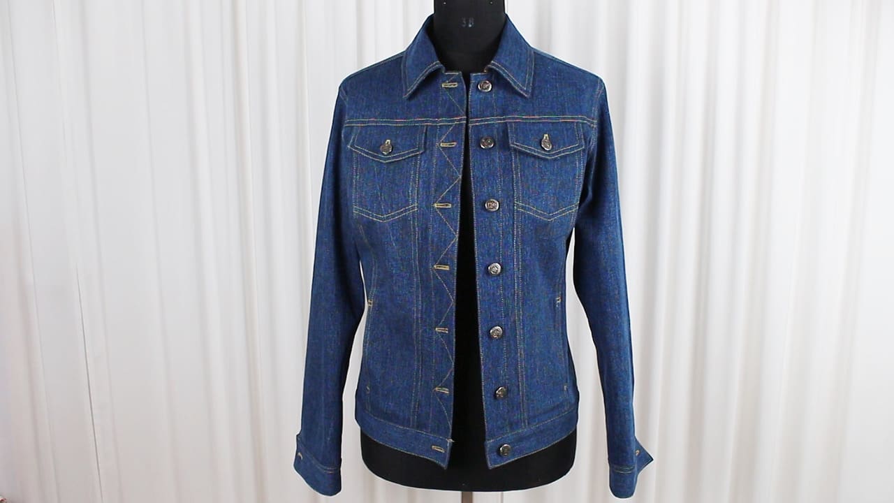 Ärmel eines Trenchcoats mit Gürtelschnalle