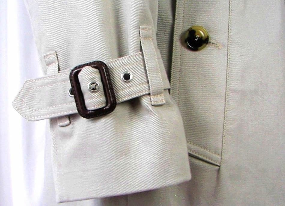 Ärmel eines Trenchcoats mit Gürtelschnalle