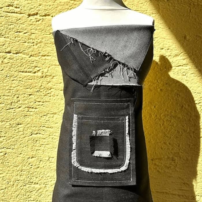 Upcycling Kleidung kreativ umgesetzt: alte Stoffe neu kombiniert für individuelle Modeprojekte.