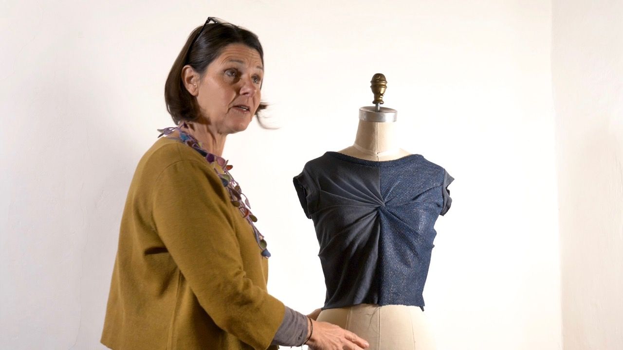 Vorderansicht des Tshirt Upcycling Projekts mit Knoten