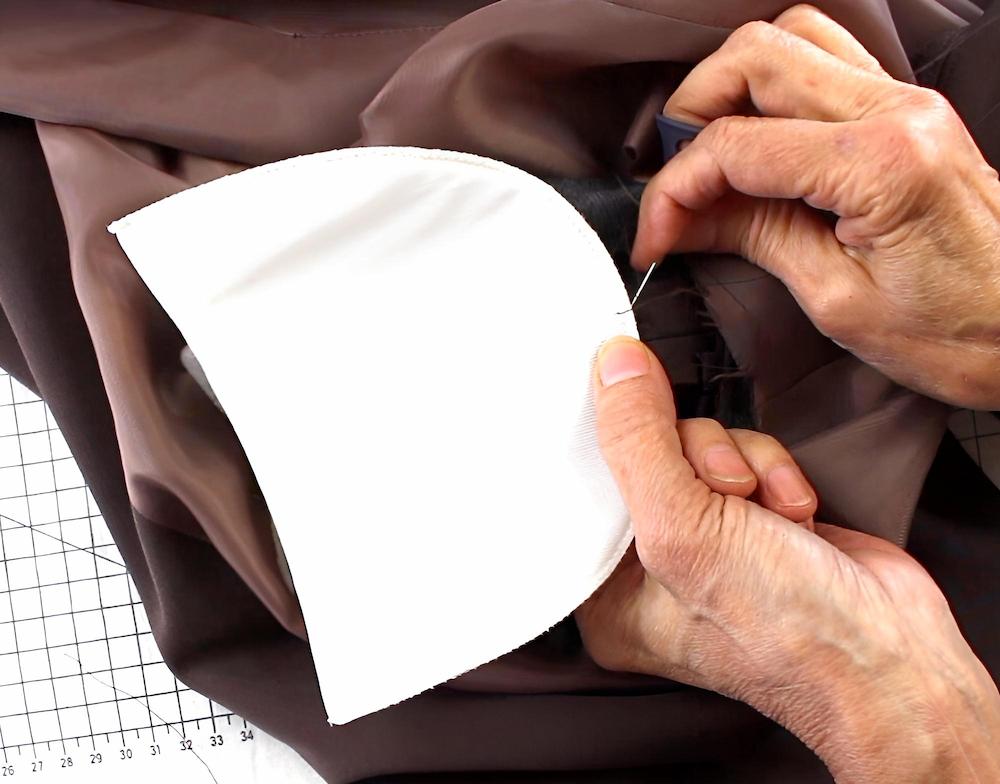Schulterpads werden an den Mantel angenäht