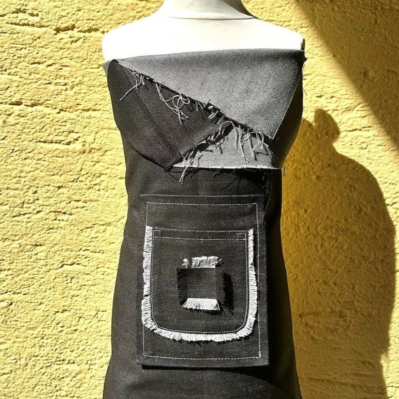 Upcycling Kleidung kreativ umgesetzt: alte Stoffe neu kombiniert für individuelle Modeprojekte.