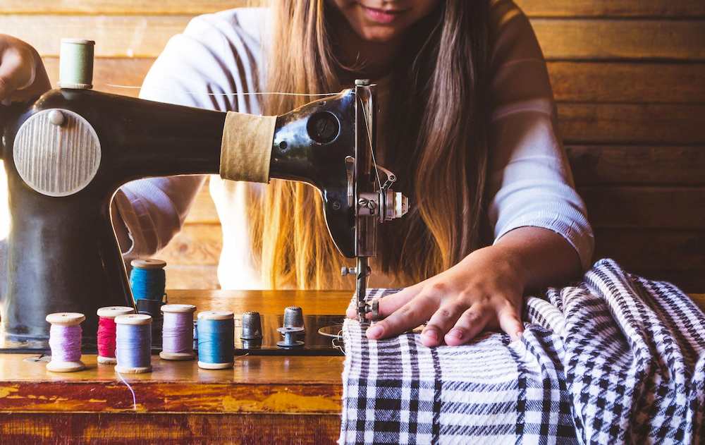 Nähen für Anfänger – handgezeichnete Stofftaschen als kreative Inspiration für erste Nähversuche zu Hause.