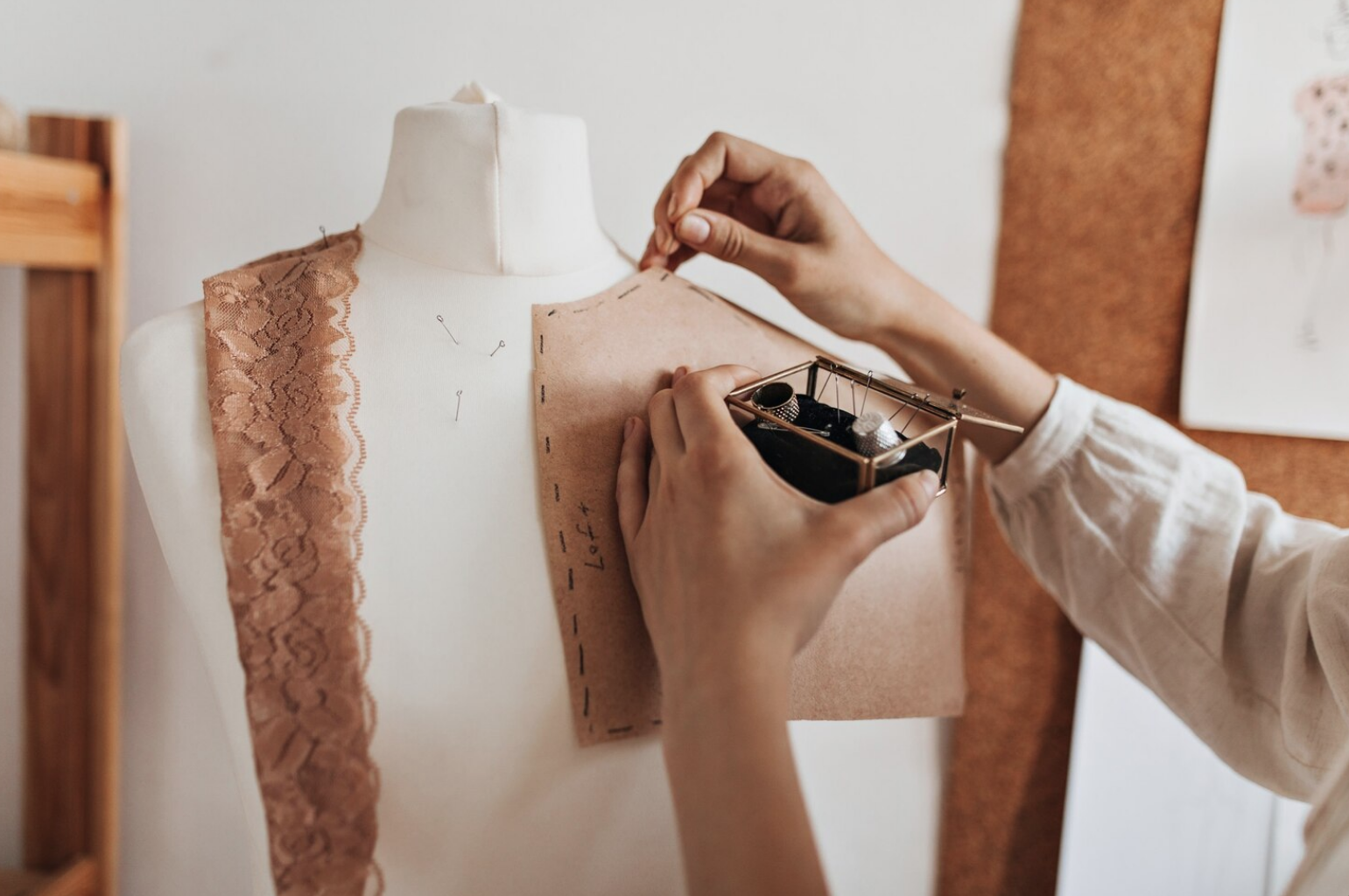 Nähen für Anfänger: stilvolle Stofftaschen in sanften Farben zeigen einfache Projekte zum Einstieg ins Nähen.