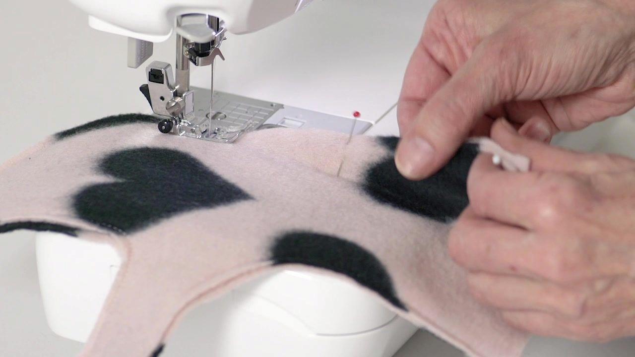 Handschuh wird mit der Nähmaschine zusammengenäht