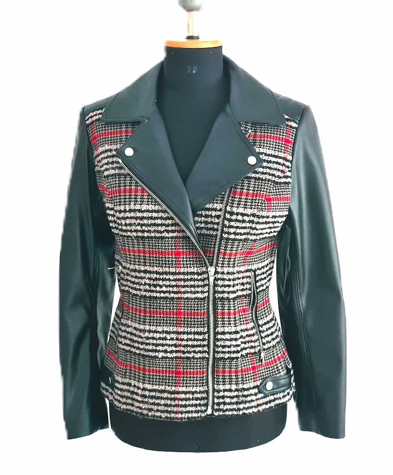 Bikerjacke fertig genäht, an der Schneiderpuppe präsentiert