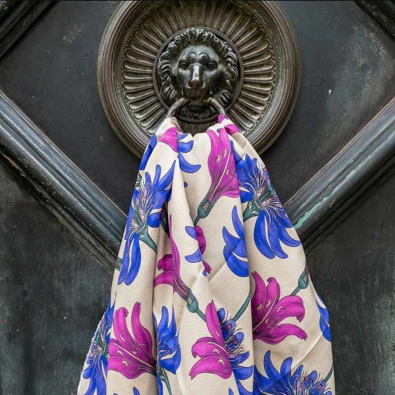 Nähen lernen anhand von Stofftaschen: detailreiche Zeichnung vermittelt Inspiration und handwerkliches Flair.