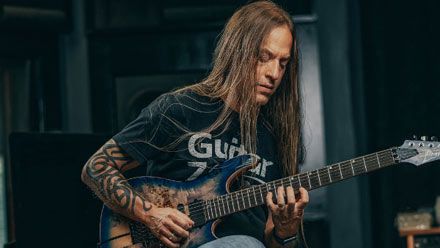 Strumming Power guitar course by GuitarZoom