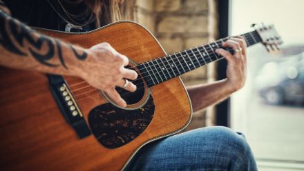 Acoustic Picking Styles guitar course by GuitarZoom